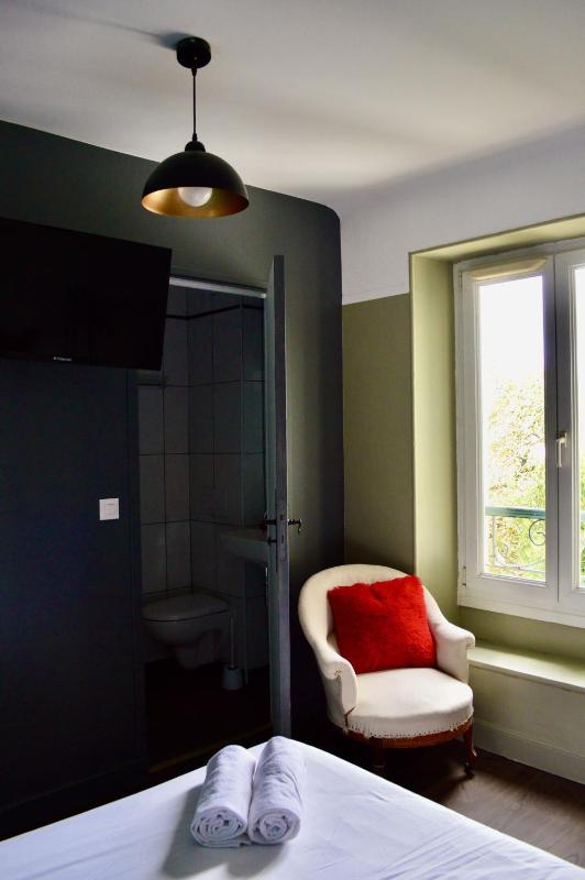 Standard Double Room image 3