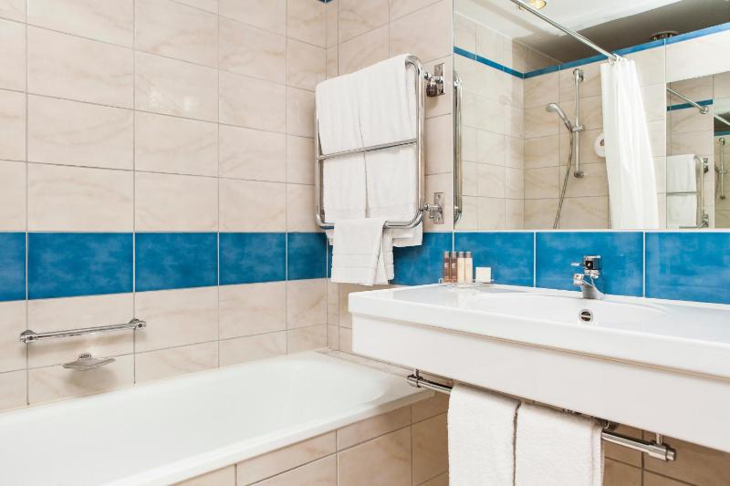 Standard Twin Room image 4