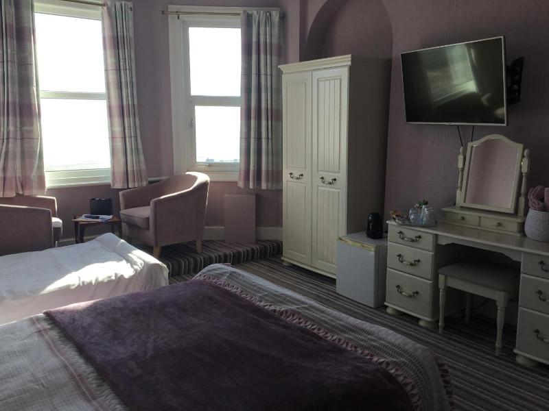Family Room with Sea View image 4