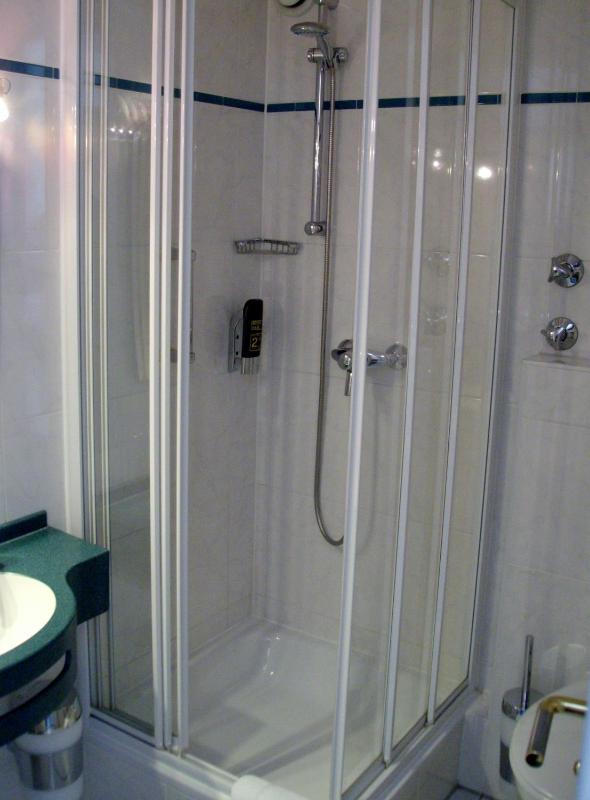 Twin Room image 3