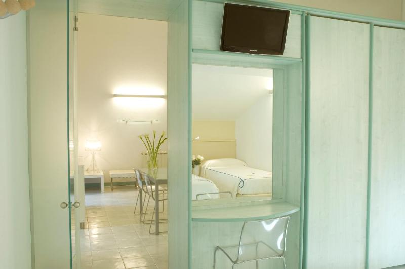 Deluxe One-Bedroom Apartment with Terrace - Attic image 3