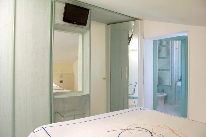 Deluxe One-Bedroom Apartment with Terrace - Attic image 4