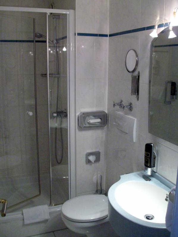 Twin Room image 4