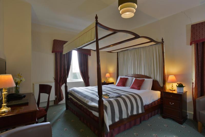Four Poster Room image 2