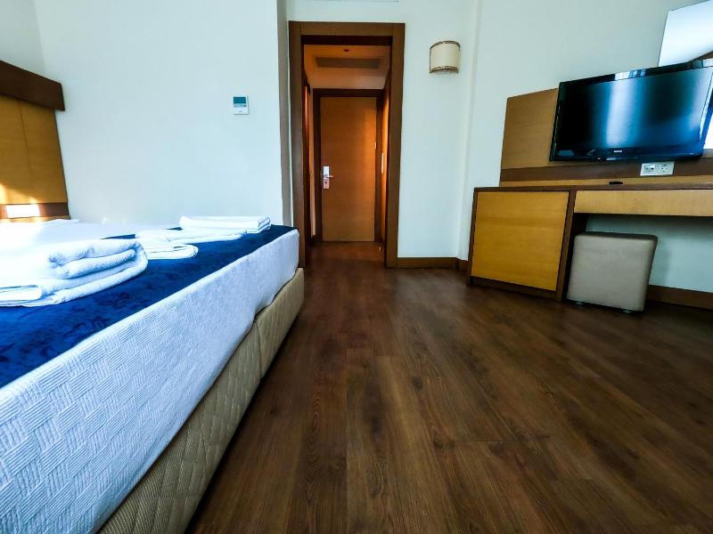 Standard Double Room image 3