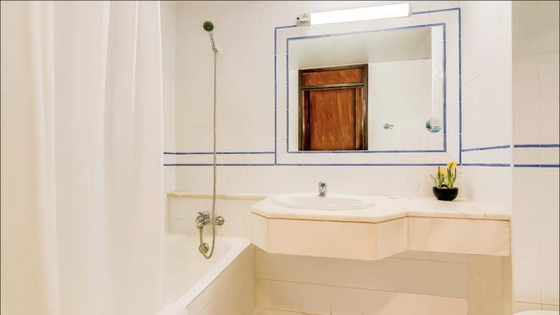 Twin Room (2 Adults + 1 Child) image 2
