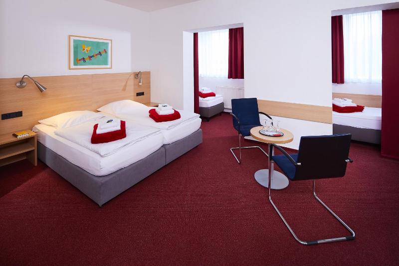 Quadruple Room image 4