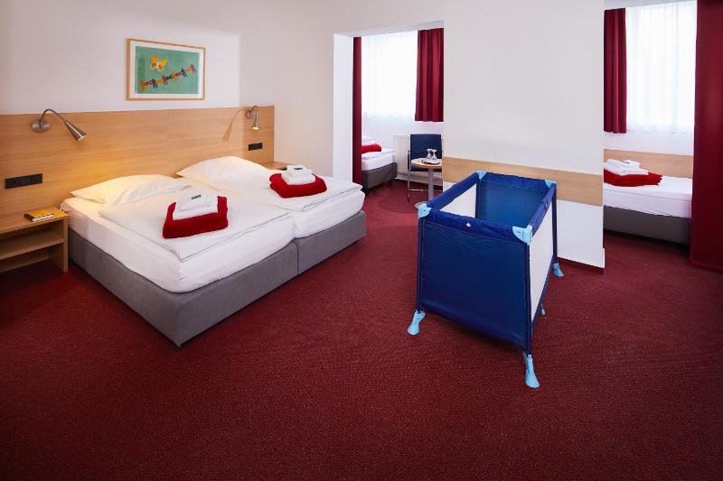 Quadruple Room image 3