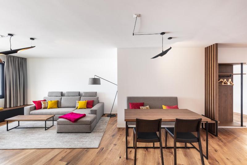Superior Family Room image 2