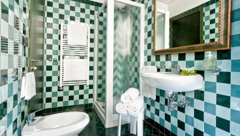 Superior Double Room with Balcony image 3
