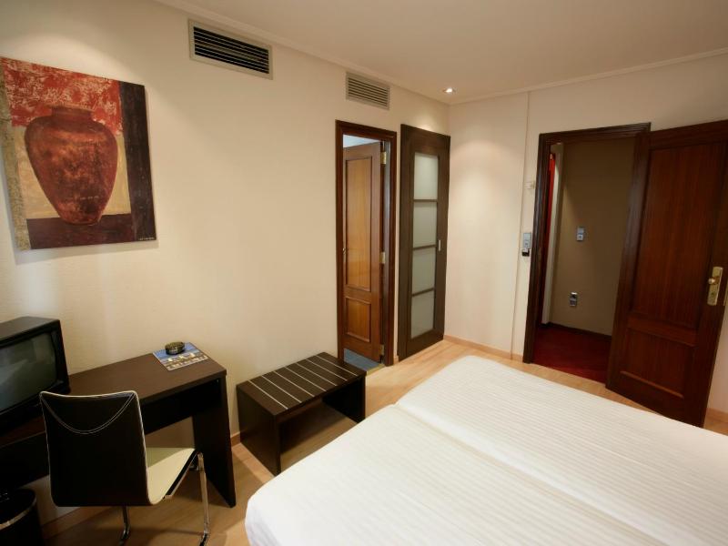Twin Room image 2