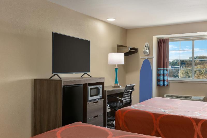 Queen Room with Two Queen Beds - Non-Smoking image 2