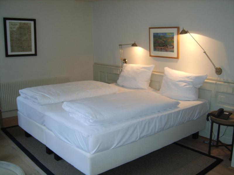 Standard Twin Room image 4