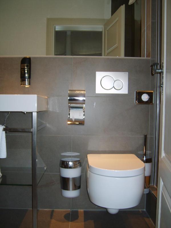 Standard Twin Room image 3