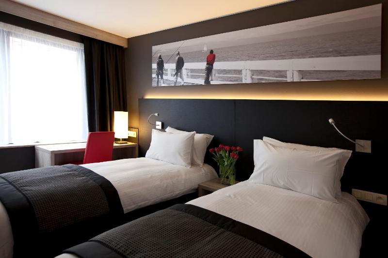 Standard Twin Room image 4