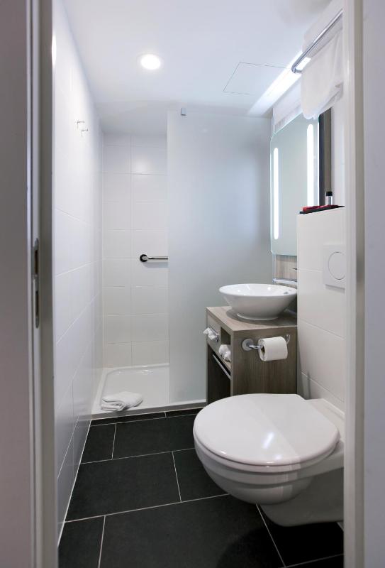 Standard Twin Room image 3
