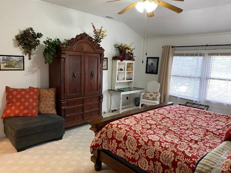 King Room image 3