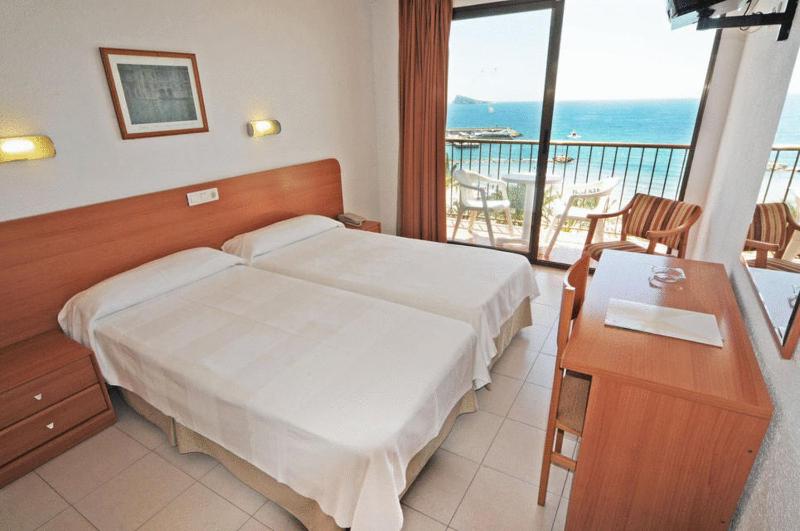 Double or Twin Room with Sea View image 4