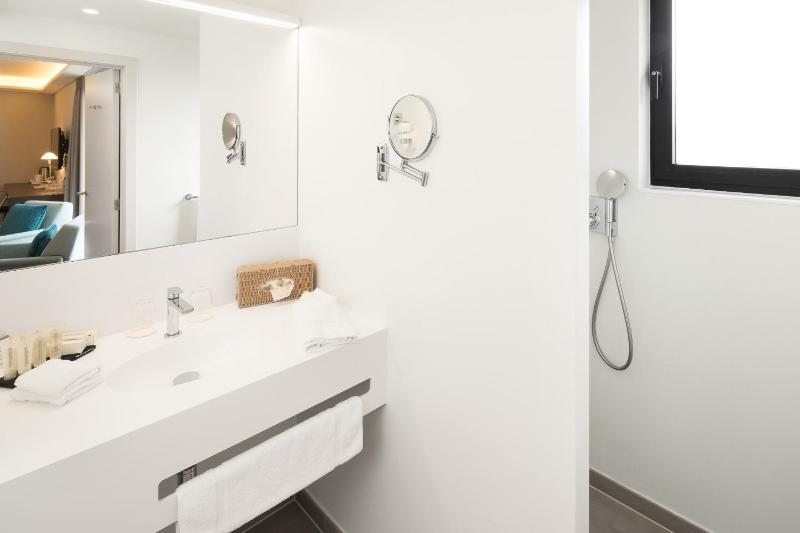 Superior King Room image 2