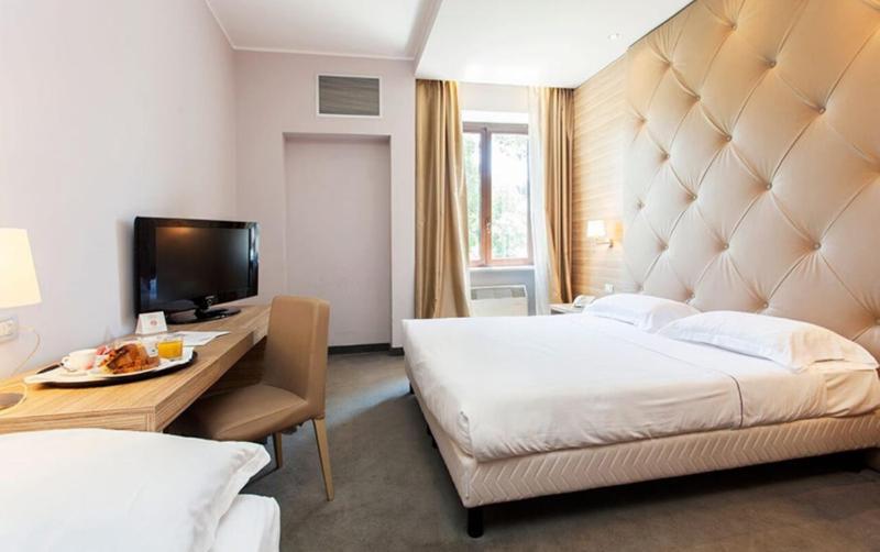 Standard Double Room image 3