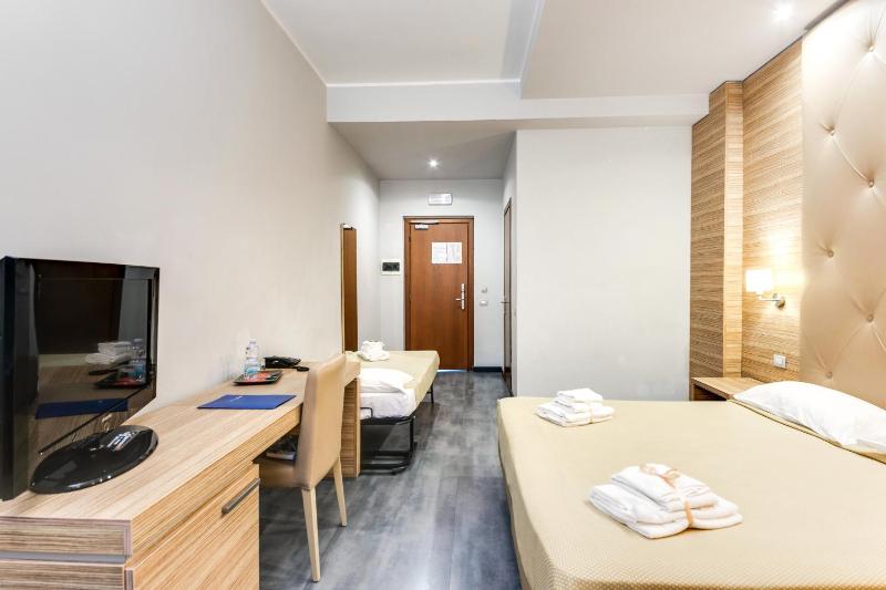 Standard Triple Room image 4