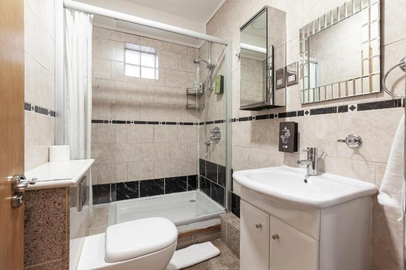Deluxe Apartments image 3