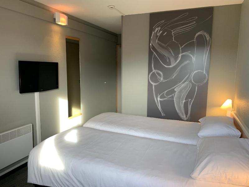 Standard Twin Room image 3