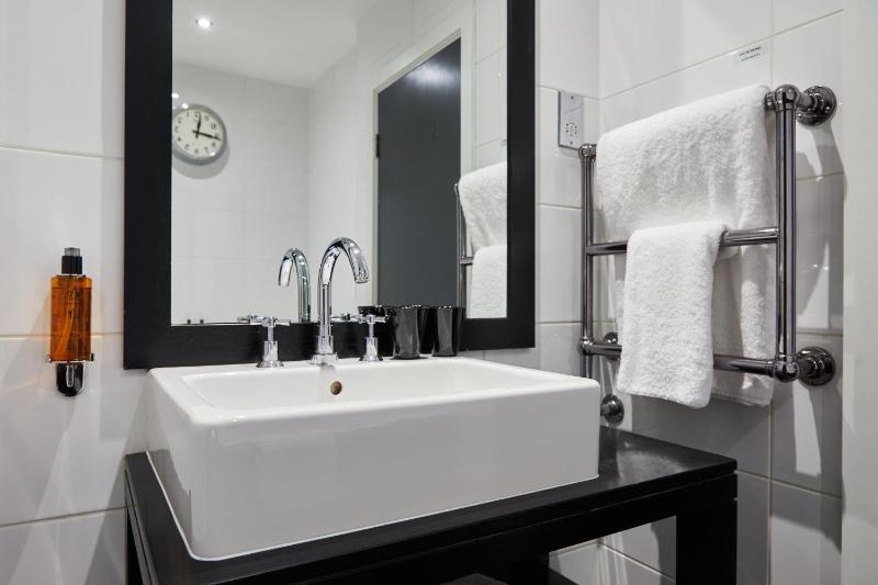 Club Deluxe Room image 2