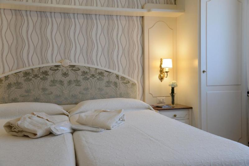 Superior Double or Twin Room with Lake View image 1