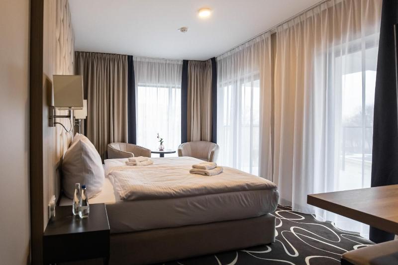 Deluxe Double Room with Balcony image 2