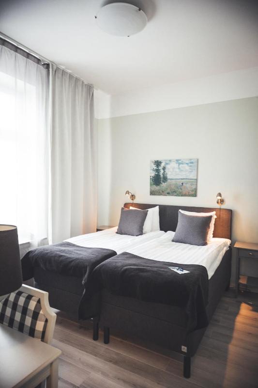 Standard Twin Room image 3