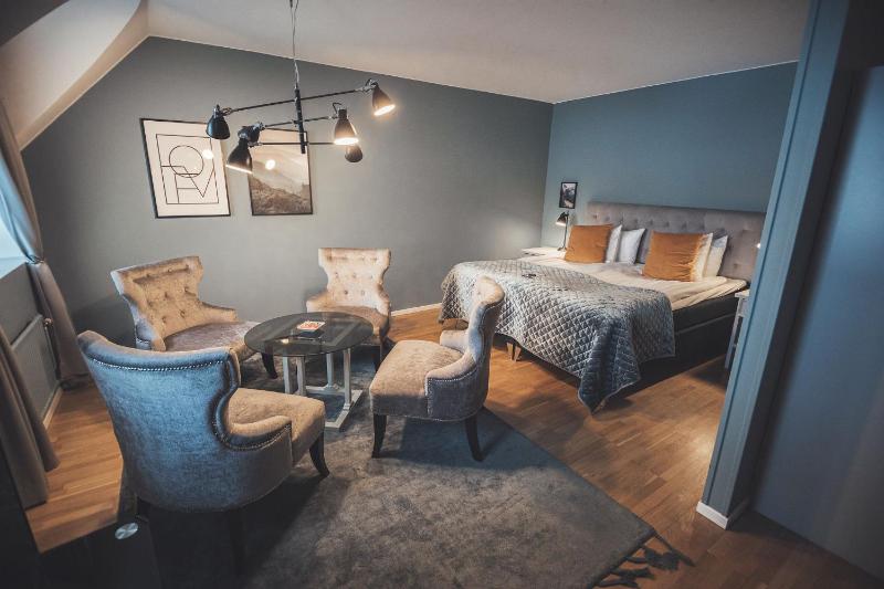 Junior King Suite image 4