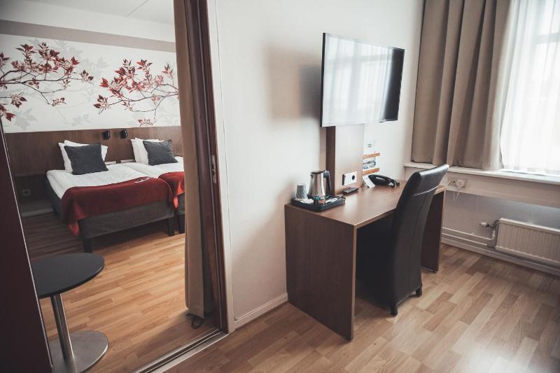 Family Room image 3