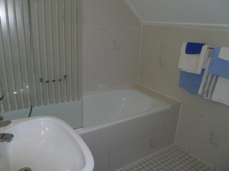 Twin Room image 4