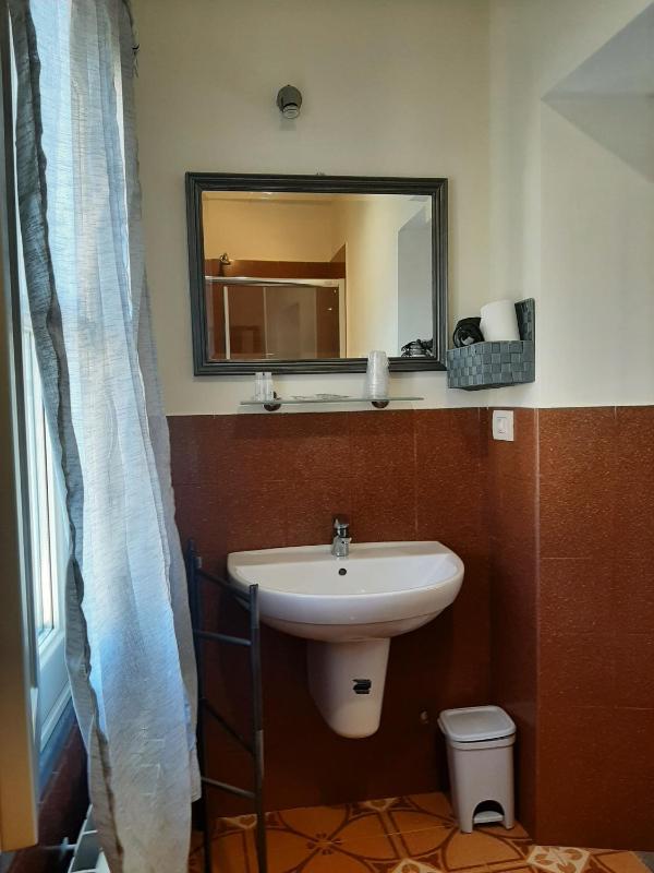 Economy Double Room image 3