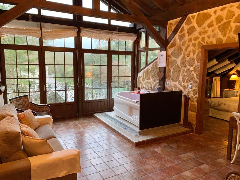 Luxury Suite with Spa Bath image 3