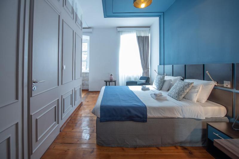 Deluxe King Room image 4