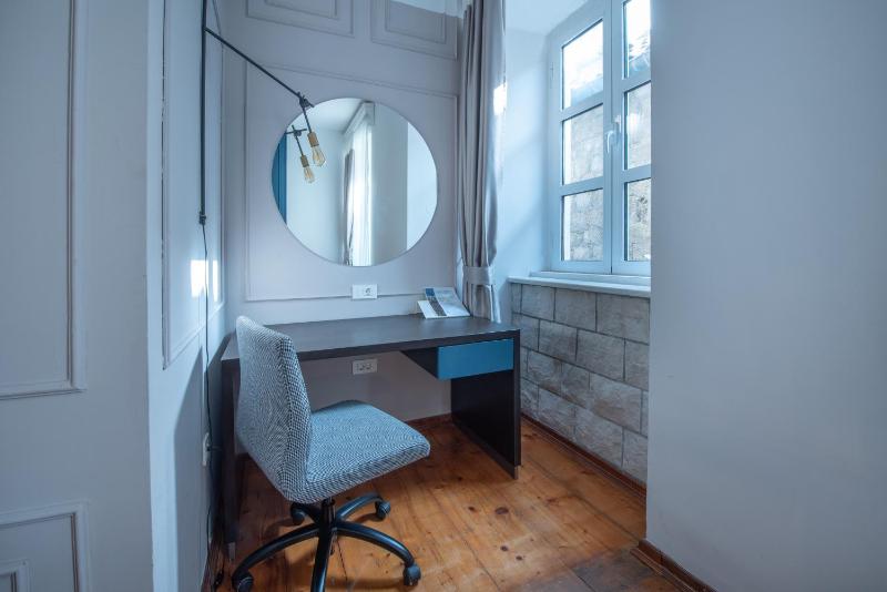 Deluxe King Room image 3