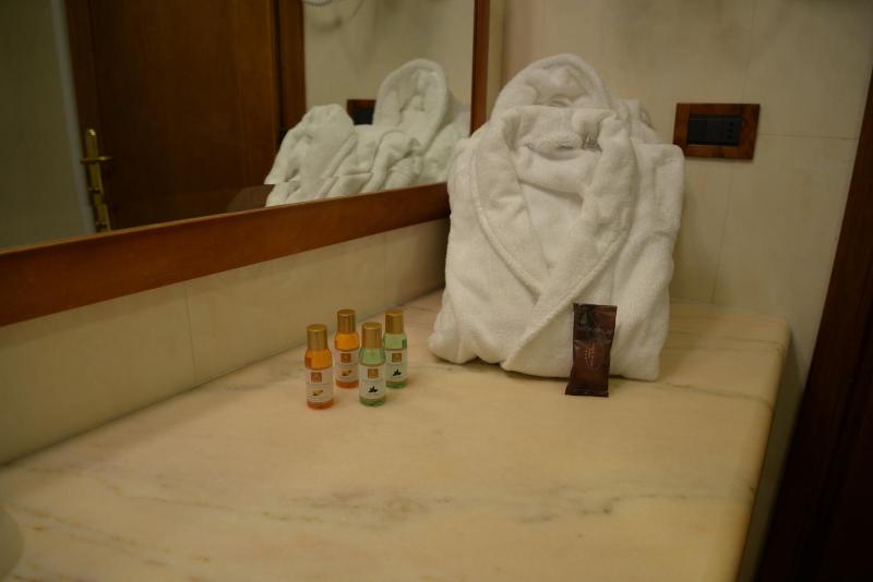 Single Room with Bathroom image 2