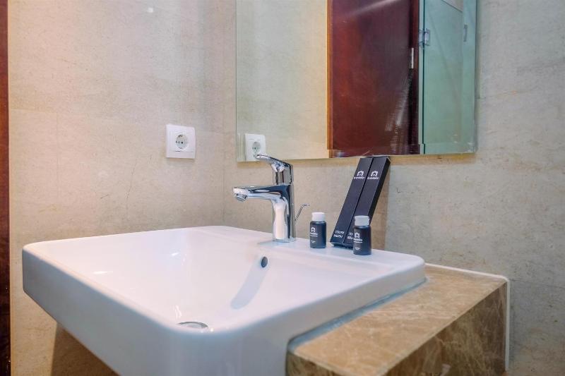 Warm and Cozy Studio Room at Menteng Park Apartment By Travelio - image 13