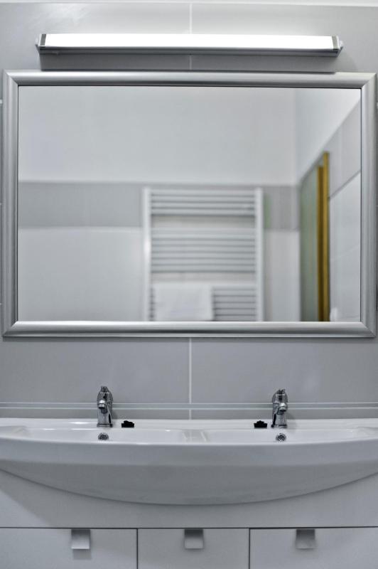 Quadruple Room with Bath image 4