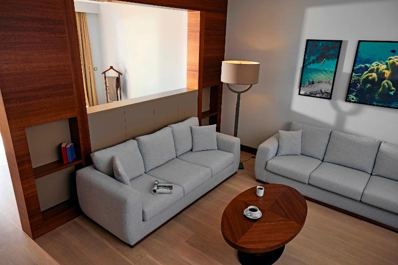 Deluxe Sea View Suite image 4