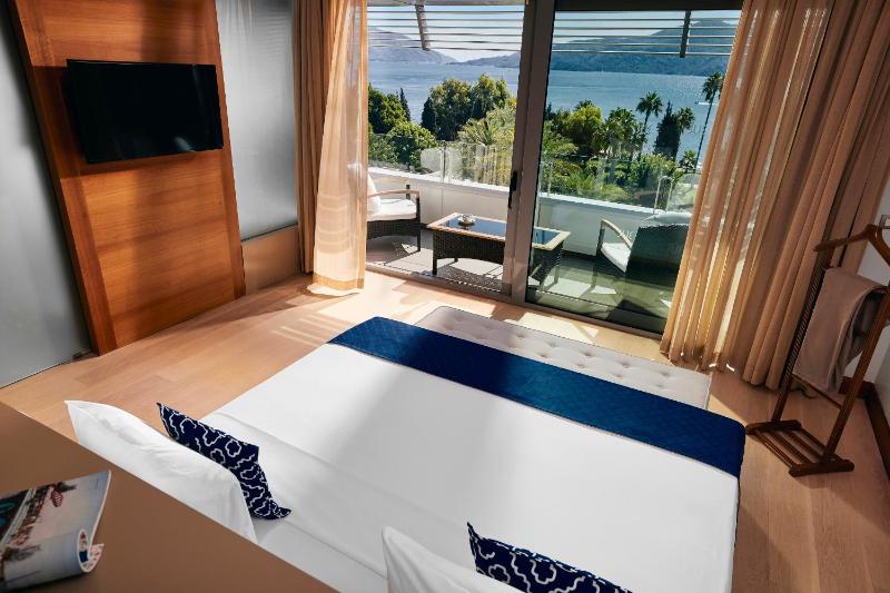 Deluxe Sea View Suite image 1