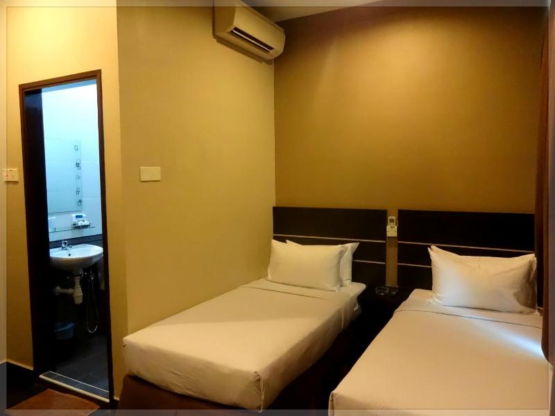 Deluxe Twin Room image 3