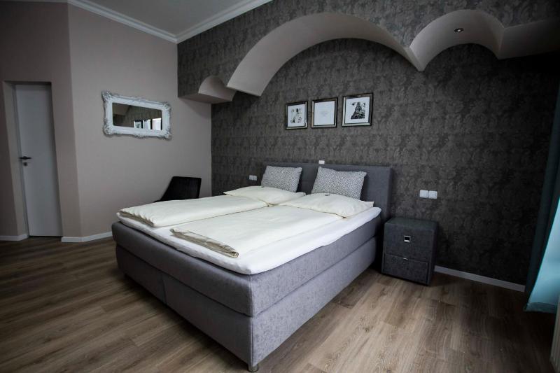 Large Double Room image 1