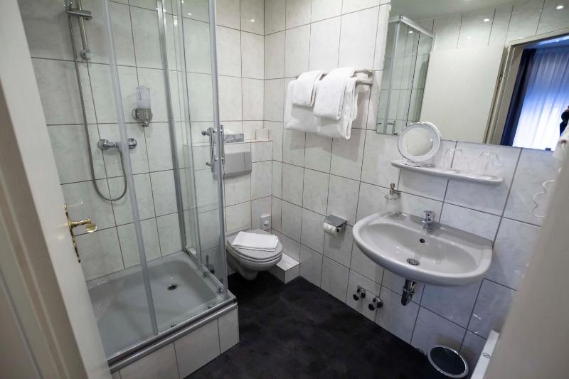 Double Room image 3