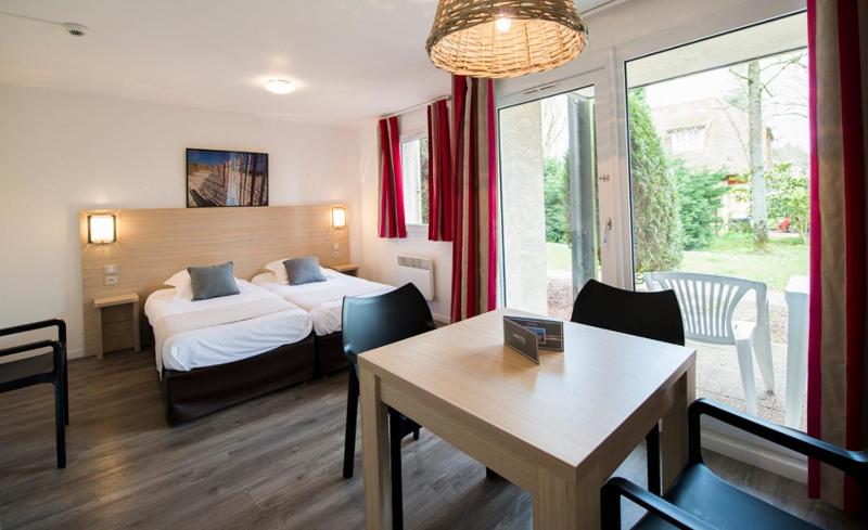 Studio with Twin Beds image 1