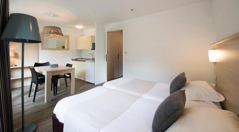 Studio with Twin Beds image 3