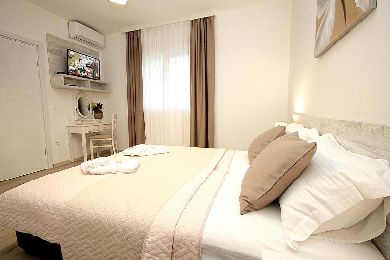 Studio (4 Adults) image 3