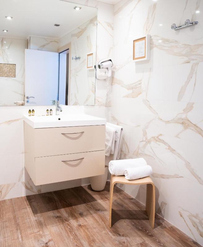 Triple Room with Cathedral View image 2